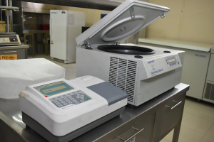 Lector-de-placas-de-elisa-y-centrifuga-scaled
